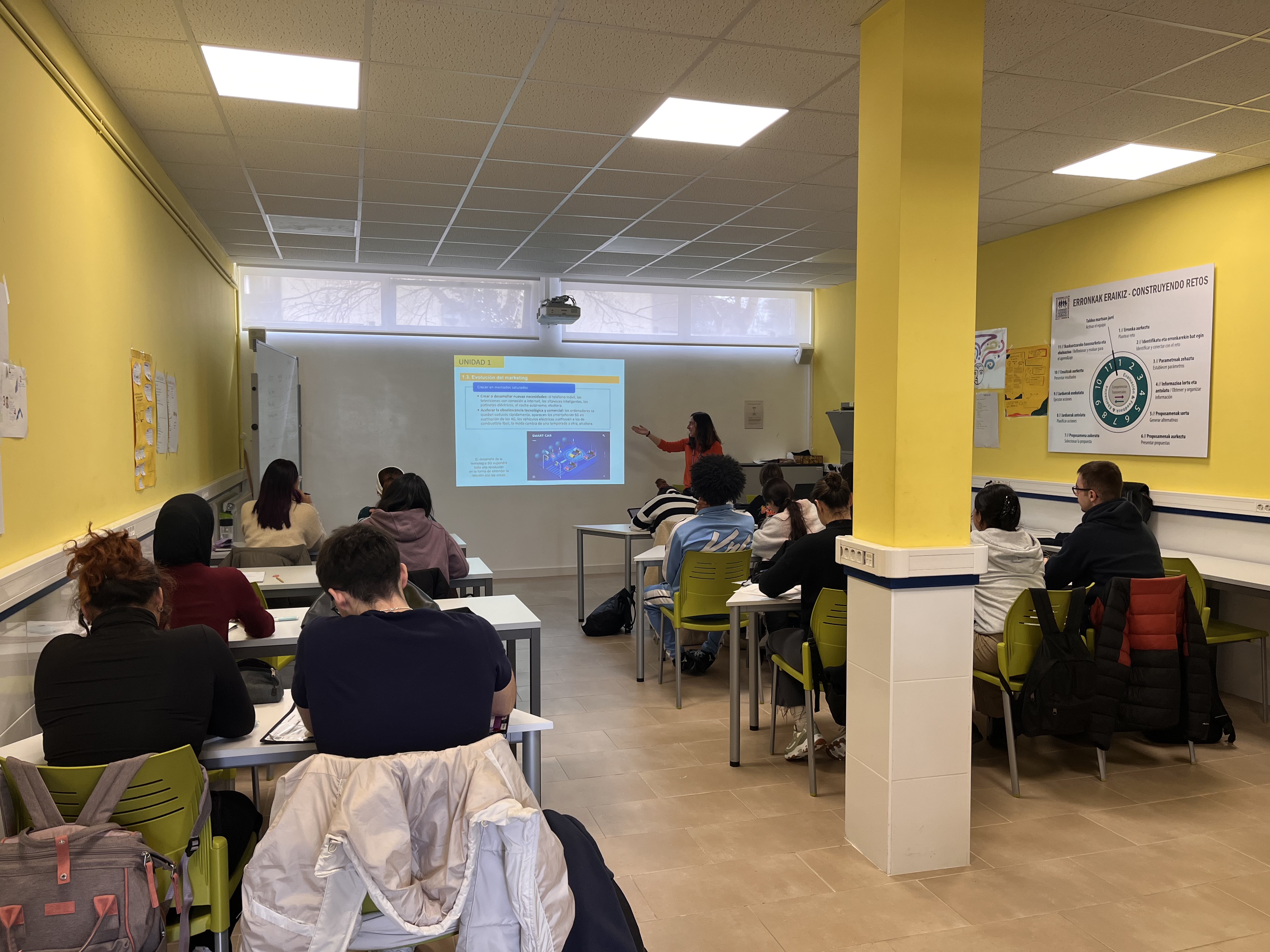 Alumnado en el aula ETHAZI